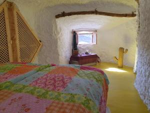 Postel nebo postele na pokoji v ubytování Creatively designed CaveHouse with jacuzzi