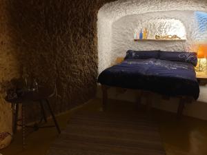 Postel nebo postele na pokoji v ubytování Creatively designed CaveHouse with jacuzzi