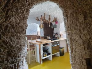 Kuchyň nebo kuchyňský kout v ubytování Creatively designed CaveHouse with jacuzzi