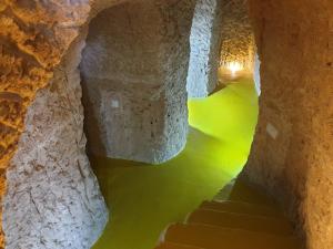 Fotografie z fotogalerie ubytování Creatively designed CaveHouse with jacuzzi v destinaci Gorafe