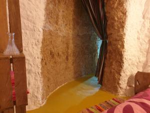 Postel nebo postele na pokoji v ubytování Creatively designed CaveHouse with jacuzzi