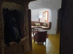 Posezení v ubytování Creatively designed CaveHouse with jacuzzi