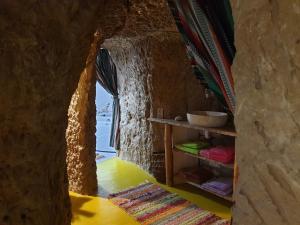 Habitación pequeña con mesa pequeña y ventana en Creatively designed CaveHouse with jacuzzi, en Gorafe