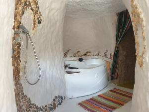 Koupelna v ubytování Creatively designed CaveHouse with jacuzzi