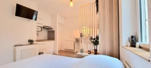 een slaapkamer met een wit bed en een raam bij Sur un nuage - Terrasse - Gare - Hypercentre in Toulouse