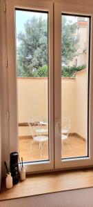 een raam met een tafel en stoelen op een balkon bij Sur un nuage - Terrasse - Gare - Hypercentre in Toulouse