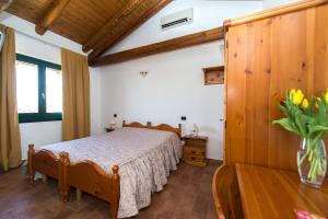 1 dormitorio con 1 cama en una habitación en Agriturismo Le oche selvatiche, en Lauzacco