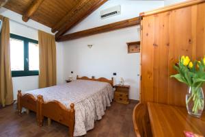 una camera con un letto di Agriturismo Le oche selvatiche a Lauzacco