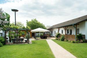 a garden with a house and a lawn at Gästehaus Zur Langen Lacke in Apetlon