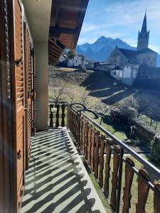 einen Balkon eines Hauses mit Bergblick in der Unterkunft Casa Milia in Baceno