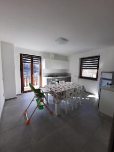 eine Küche mit einem Tisch und einem Roller in einem Zimmer in der Unterkunft Casa Milia in Baceno