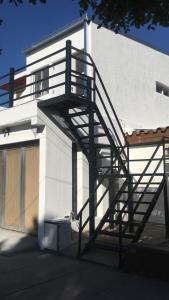 una escalera de metal en el lateral de un edificio en Brisas de San Rafael en San Rafael