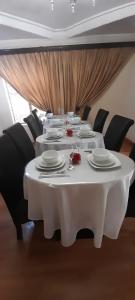 Restoran atau tempat lain untuk makan di UP 2 DATE GUESTHOUSE