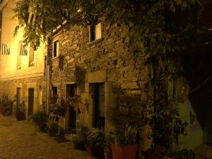 um velho edifício de pedra com plantas em frente em Au cœur du quartier historique em Lannion