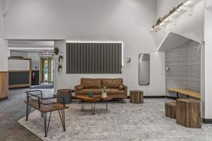 una sala de estar con un sofá y una mesa en Cozy 2 BR - King and Queen Condo Sleep up to 6 for WFH & Vacation, en Canmore
