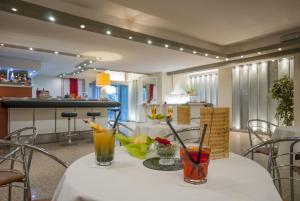 ein Tisch mit zwei Getränken darauf in der Unterkunft Hotel Delta Florence in Calenzano