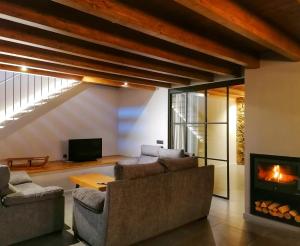 sala de estar con sofá y chimenea en Apartament "L'Enclau" Cal Rialla, en Llivia