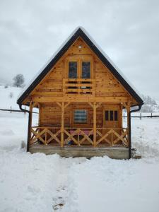 een blokhut met sneeuw op de grond bij Vikendica Jankovic in Pale