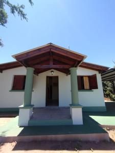 Casa pequeña con techo de madera en Casa Inti Quiya II en Merlo