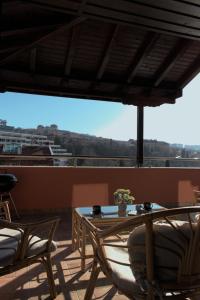 un tavolo e sedie su un balcone con vista di Medius Park Apartment a Sandanski