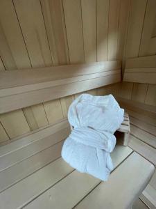 una pila de toallas blancas sentadas en una sauna en Alpine Wooden Villa with a View, en Gozd Martuljek