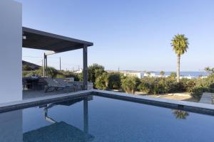 Bazén v ubytování Villa Rinia - seaview villa nebo v jeho okolí