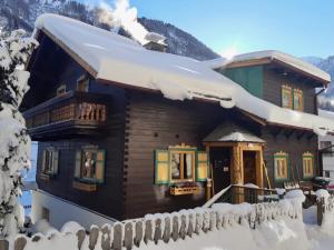 domek z bali i śniegiem na dachu w obiekcie St Anton 365 w mieście Sankt Anton am Arlberg