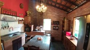 A cozinha ou cozinha compacta de Nosso Recanto Gaúcho Paraíso no interior Guaratinguetá Aparecida