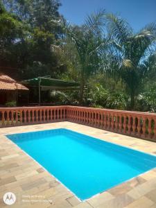 A piscina localizada em Nosso Recanto Gaúcho Paraíso no interior Guaratinguetá Aparecida ou nos arredores