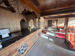 Yakout Merzouga Luxury Camp في مرزوقة: غرفة معيشة كبيرة مع منضدة وكراسي