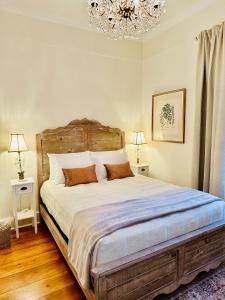 מיטה או מיטות בחדר ב-Heritage House Niagara