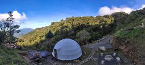 - une vue aérienne sur une tente en forme de dôme sur une montagne dans l'établissement TREE TREK BOQUETE Adventure Park, à Boquete