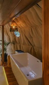 ein Badezimmer mit einem weißen Waschbecken und einer Lampe in der Unterkunft TREE TREK BOQUETE Adventure Park in Boquete