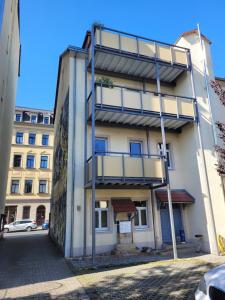 un edificio con una escalera en el lateral en Ferienwohnung oder Studio Dresden-Neustadt inkl Parkplatz mit Balkon oder Terrasse en Dresden