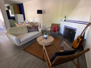 ein Wohnzimmer mit einem Sofa und einem Kamin in der Unterkunft B&B Casa Oceo - Málaga - Andalusië in Alhaurín de la Torre