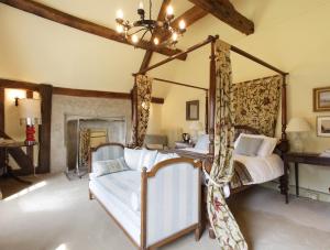 a bedroom with a canopy bed and a chandelier at B&B Harlington Manor in Harlington