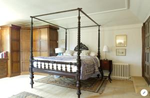 a bedroom with a canopy bed in a room at B&B Harlington Manor in Harlington