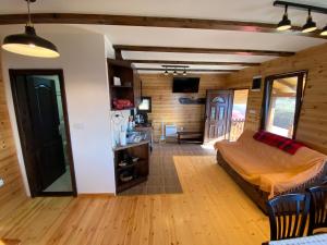 1 dormitorio con 1 cama y escritorio en una habitación en Zlatar Lake Hill en Nova Varoš