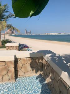Cette chambre offre une vue sur une plage dotée d'un mur de retenue et l'océan. dans l'établissement Balqis Residense Palm Jumeirah,Pool, Beach, Top floor, Full sea view, Restaurants, à Dubaï