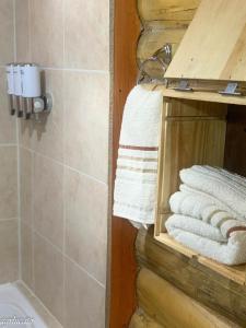 La salle de bains est pourvue d'un sèche-serviettes et de quelques serviettes. dans l'établissement Rincón Lejano, à Potrerillos