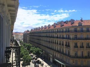 uma vista a partir de uma varanda de uma cidade com edifícios em Coup de Cœur VIEUX PORT-République em Marselha