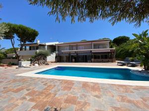 a house with a swimming pool in front of a house at B&B Casa Oceo - Málaga - Andalusië in Alhaurín de la Torre