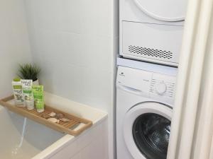 uma lavandaria com uma máquina de lavar roupa e uma máquina de lavar roupa em Coup de Cœur VIEUX PORT-République em Marselha