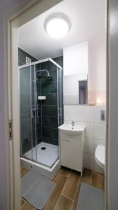 W łazience znajduje się prysznic i umywalka. w obiekcie LoftMe Houses Hostel w Warszawie