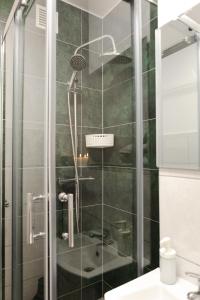 W łazience znajduje się prysznic ze szklanymi drzwiami. w obiekcie LoftMe Houses Hostel w Warszawie