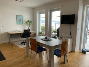 - un salon avec une table à manger et des chaises dans l'établissement Apartment „Am Südhang“, à Odelzhausen