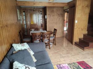 Et opholdsområde på Casa amplia y comoda en Puerto Montt