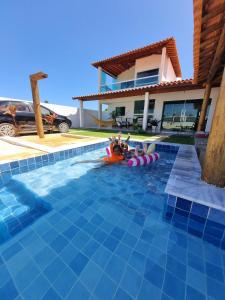- une piscine avec des nouilles dans une maison dans l'établissement Casa PatachAmar, à Porto de Pedras