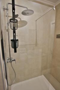 y baño con ducha y puerta de cristal. en Luxe Condo with Pool, Airco and Seaview Balcony - Go4Portugal - Albufeira, en Albufeira