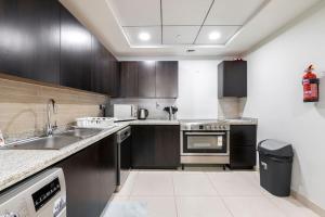 Cucina o angolo cottura di Balqis Residense Palm Jumeirah,Pool, Beach, Top floor, Full sea view, Restaurants